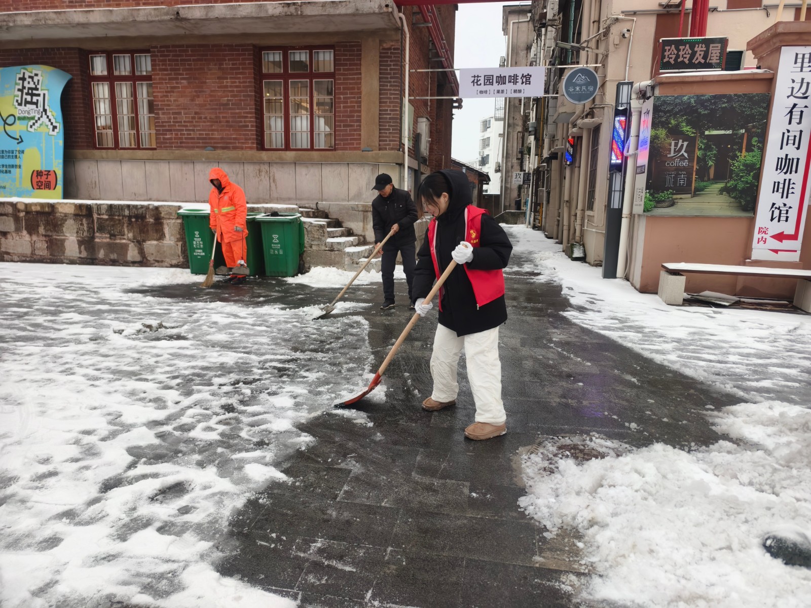 志愿者铲雪2(1).jpg 志愿者铲雪2(1).jpg