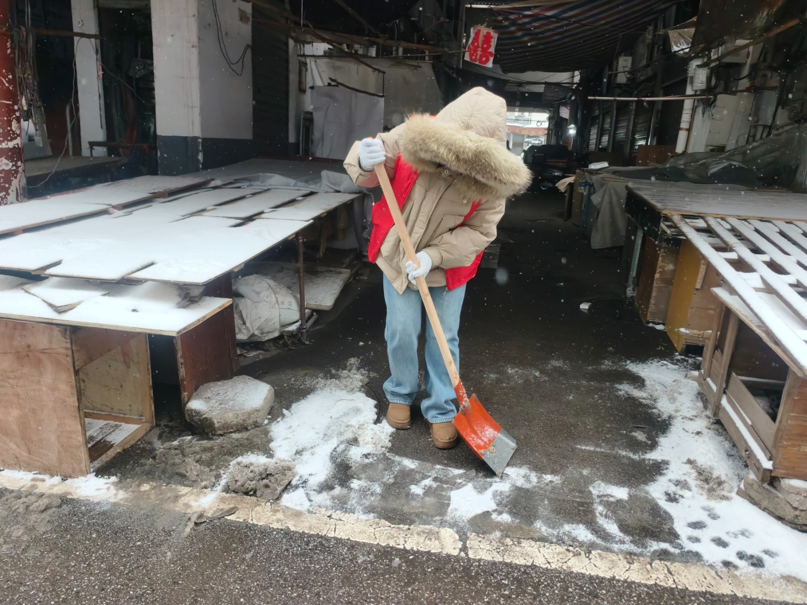 志愿者铲雪1.jpg 志愿者铲雪1.jpg