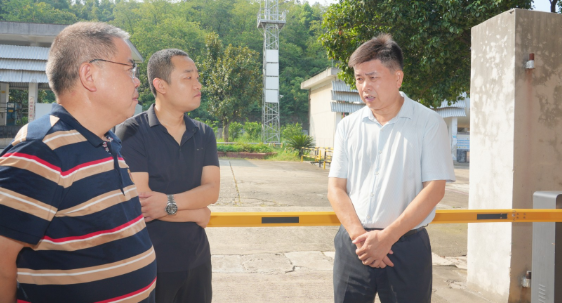 曾平原督导检查安全生产和市容环境卫生工作