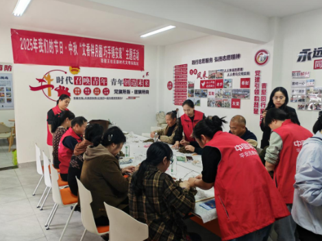 琵琶王社区：艾香伴月圆 巧手锤安康