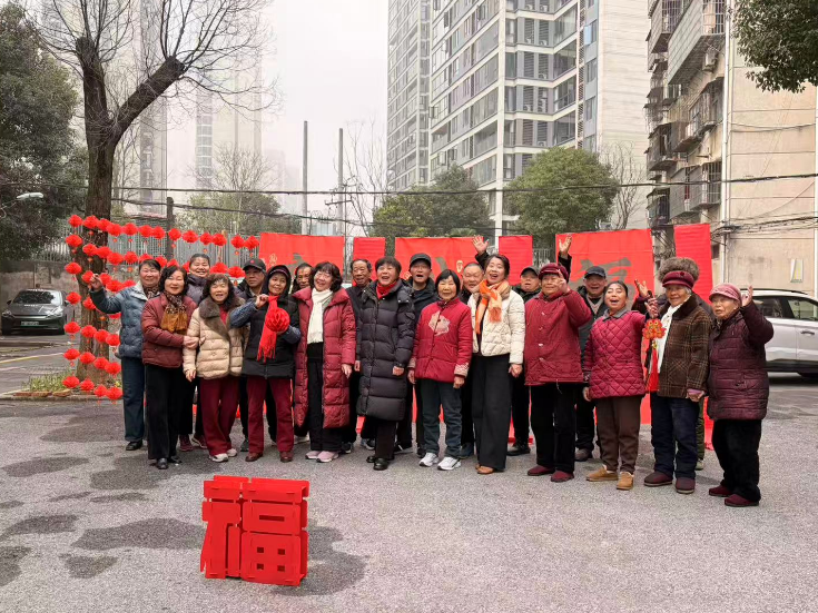 小年温情·光影留暖——南津港社区志愿者为60岁以上老人定格幸福瞬间