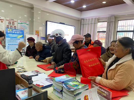 木里港管理处新华社区：开展助农取款便民服务与“迎新春 送春联” 活动