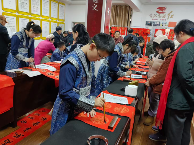 王家河街道东升社区：墨香暖童心 春联传祝福——2026年“护苗”迎春志愿活动圆满举办
