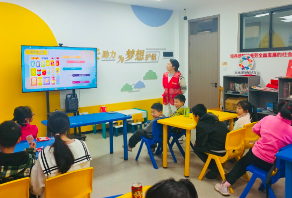 守护舌尖安全 共筑健康童年——岳阳志愿者开展“3·15”儿童食品安全科普活动