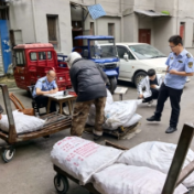 岳阳楼区一非法加工虎皮鸡爪窝点被查 现场扣押问题鸡爪逾1.1吨