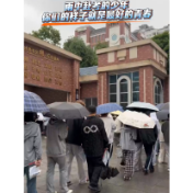雨中赴考的少年，这就是青春最动人的模样