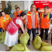 “西瓜送清凉 关爱暖人心”庙前街社区新时代文明实践站夏日慰问环卫工人志愿活动