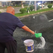 路面油污存风险 火速清障护通行——区环卫中心快速响应守护道路安全