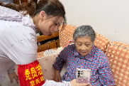 慈氏塔社区：入户代办养老认证 暖心走访关爱辖区老人