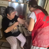 深耕签约履约实效 上门守护康复归途——岳阳楼街道社区卫生服务中心做实家庭医生签约服务 破解特殊群众就医难题