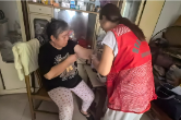 深耕签约履约实效 上门守护康复归途——岳阳楼街道社区卫生服务中心做实家庭医生签约服务 破解特殊群众就医难题
