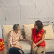 暖心走访送关怀 高温慰问暖民心