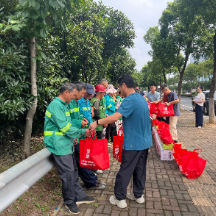 酷暑送清凉，情暖守绿人