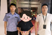 4.9万元现金已打包！千钧一发，民警赶到！