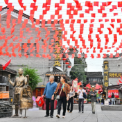 组图丨红旗漫卷岳阳城，满城尽是“中国红”