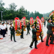 我市举行烈士纪念日向英雄烈士敬献花篮仪式