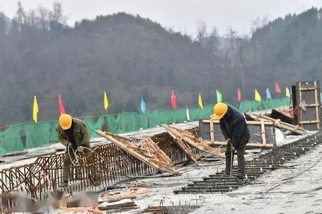 工人在湖南省湘西土家族苗族自治州湘西机场高速路建设工地施工。（龙恩泽 摄）