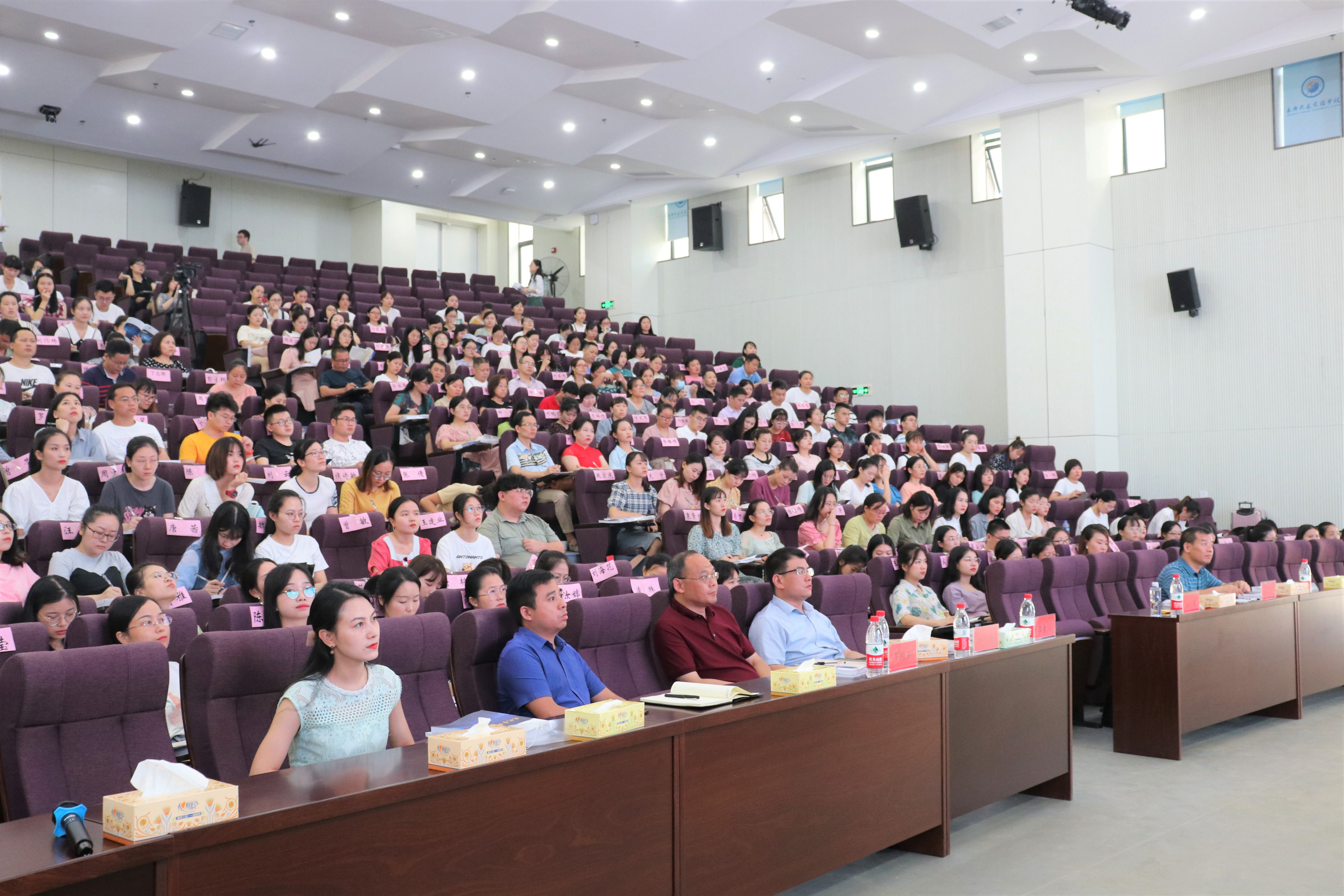 8月21日,長郡中學校長李素潔,黨委書記杜慧來我區視察長郡雲龍實驗