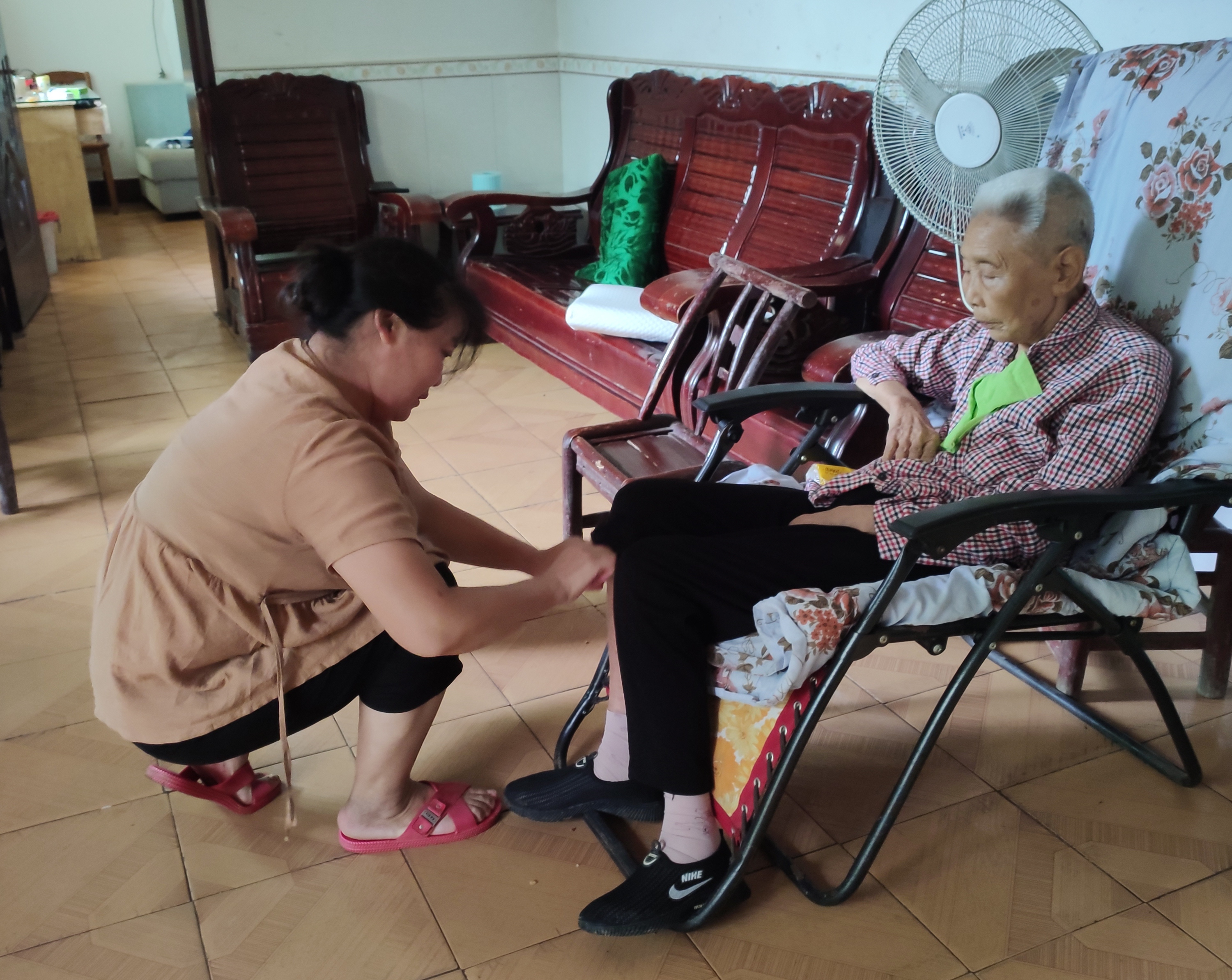 张红林为婆婆整理衣服.jpg
