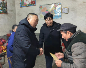 2021春节期间，周泽斌慰问社区困难党员.jpg