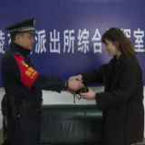 乘客“闹乌龙”行李被流浪，民警耐心找回