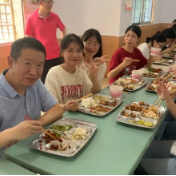 高考特写 |  “极速”用餐体验，老师们也太暖心了！