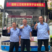 高考现场 | 亲情里的温情满满……