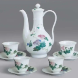 这套釉下彩酒具由耿飚送出