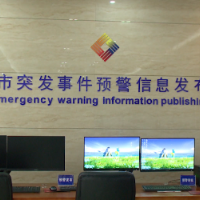 昨晚暴雨：应急、气象部门提前筹划，应对从容；雨停水位降！当前防汛形势平稳可控；路面井盖“漂移”，市民合力“归位”