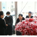 新时代文明实践在醴陵 市中医院开展“三八”妇女节鲜花送祝福活动