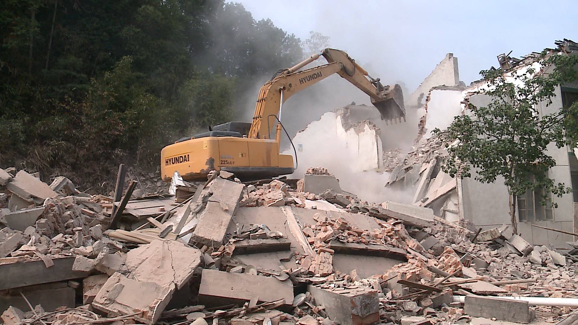 国瓷街道集中拆除8栋征拆房屋