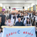 这次，追“星”多年的79岁老科学家，成为了孩子们追的“星”