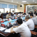 向青松主持召开重点项目调度会