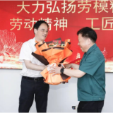 王利波“五一”前夕走访慰问各行业劳模