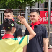 他为吃酱板鸭跑到醴陵，没想到却让乡村孩子穿上了新校服