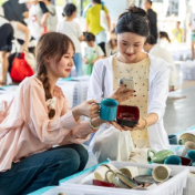 现代年轻人新潮流，去芦淞买衣服，来醴陵捡瓷器
