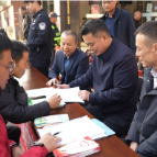 【坚持“四下基层”·走好群众路线】赶集日集中接访，市领导调研均楚镇综治中心