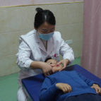 【健康与生活】天冷孩子总揉鼻子？中医支招：温敷迎香穴、艾叶泡脚