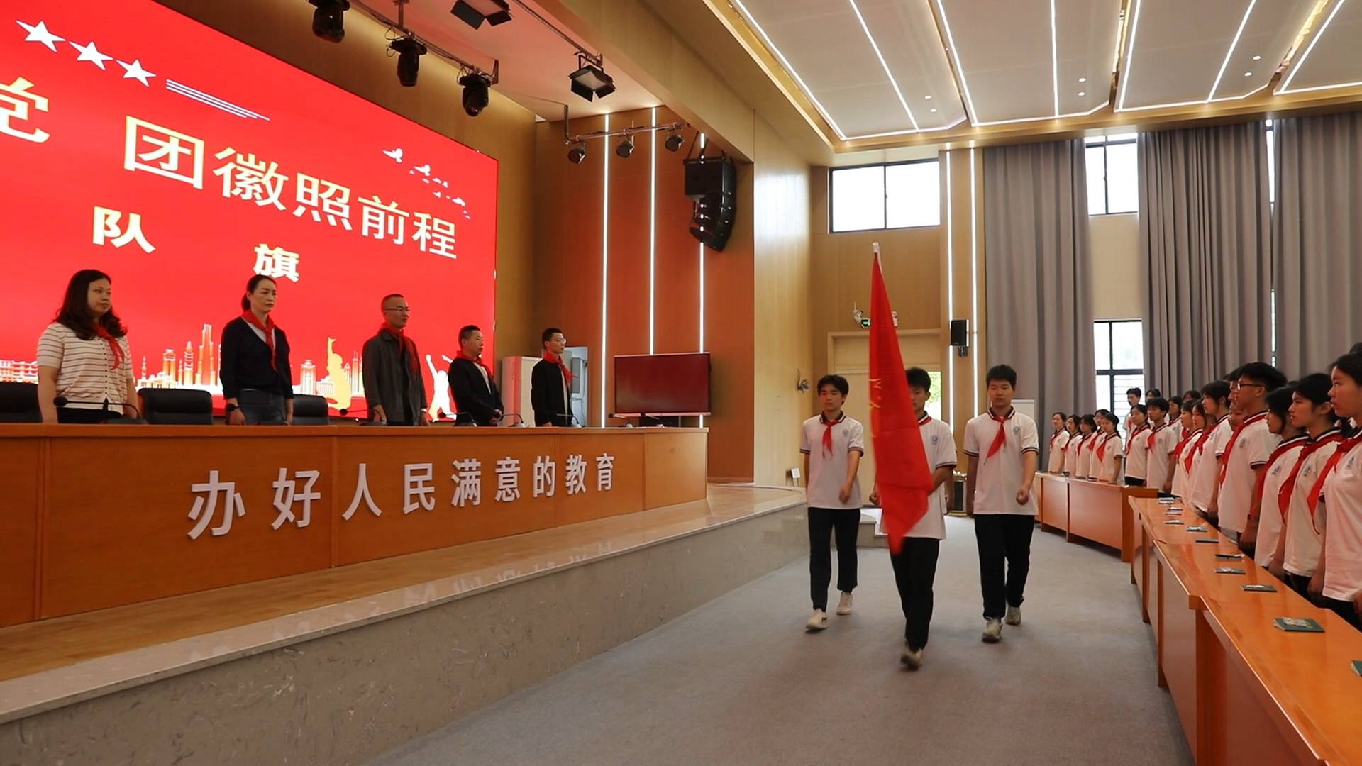 青春心向党 团徽照前程:渌江中学举行五四主题团日暨离队入团活动