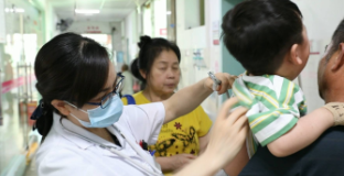 【健康与生活】 警惕儿童传染病高发 医生详解猩红热与麻疹区别及防治