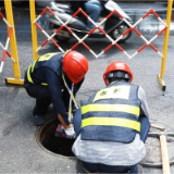 【安全生产在行动】我市近万座雨污井盖正在加装防坠网
