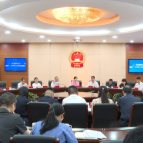 市十七届人大常委会第二十七次会议召开，刘新华参加，贺小玲主持