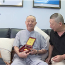 来龙门街道向老兵送上抗战胜利80周年纪念章