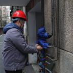 迎战低温 瓷城水务给水表“穿衣戴帽”