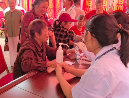 【新时代文明实践在醴陵】 均楚镇：义诊义剪加好戏 老人欢聚庆重阳