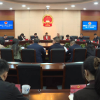 市十七届人大常委会第三十三次会议召开，贺小玲主持并讲话