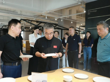 【企业服务优化年】 向青松走访调研陶瓷、轨道交通企业