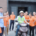 交警上门助考 高龄员工点赞