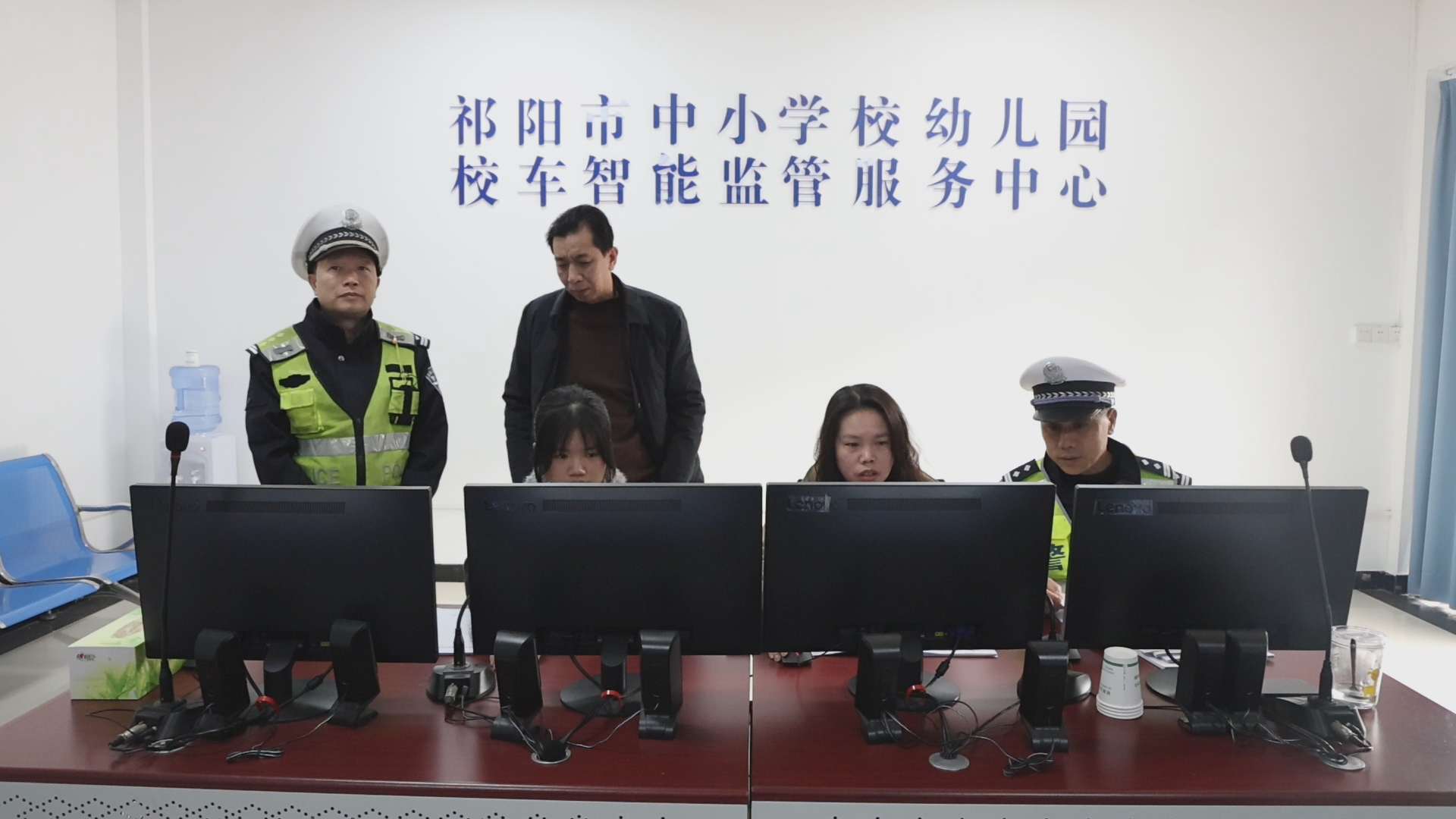 校车-1.bmp 校车-1.bmp