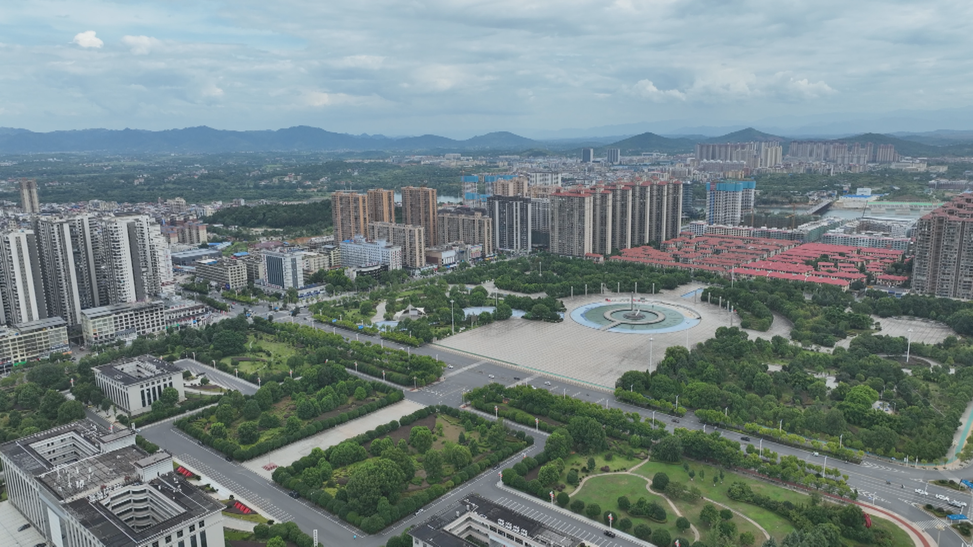 奋进答卷-民生暖心-1.bmp